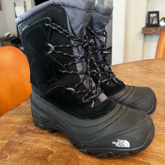 The North Face Black and Gray Winter Boots Size 4 big boys - Picture 1 of 10